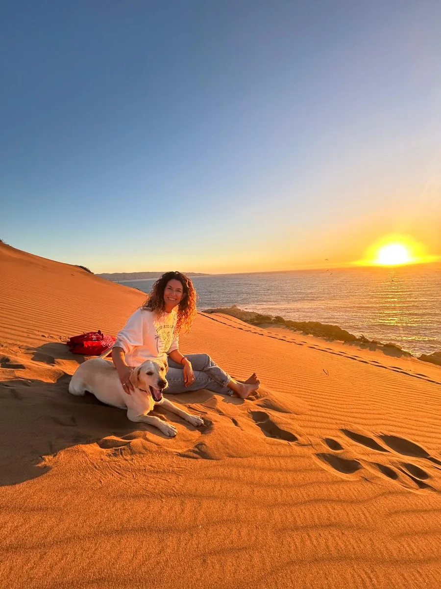 Nicole al atardecer en las dunas