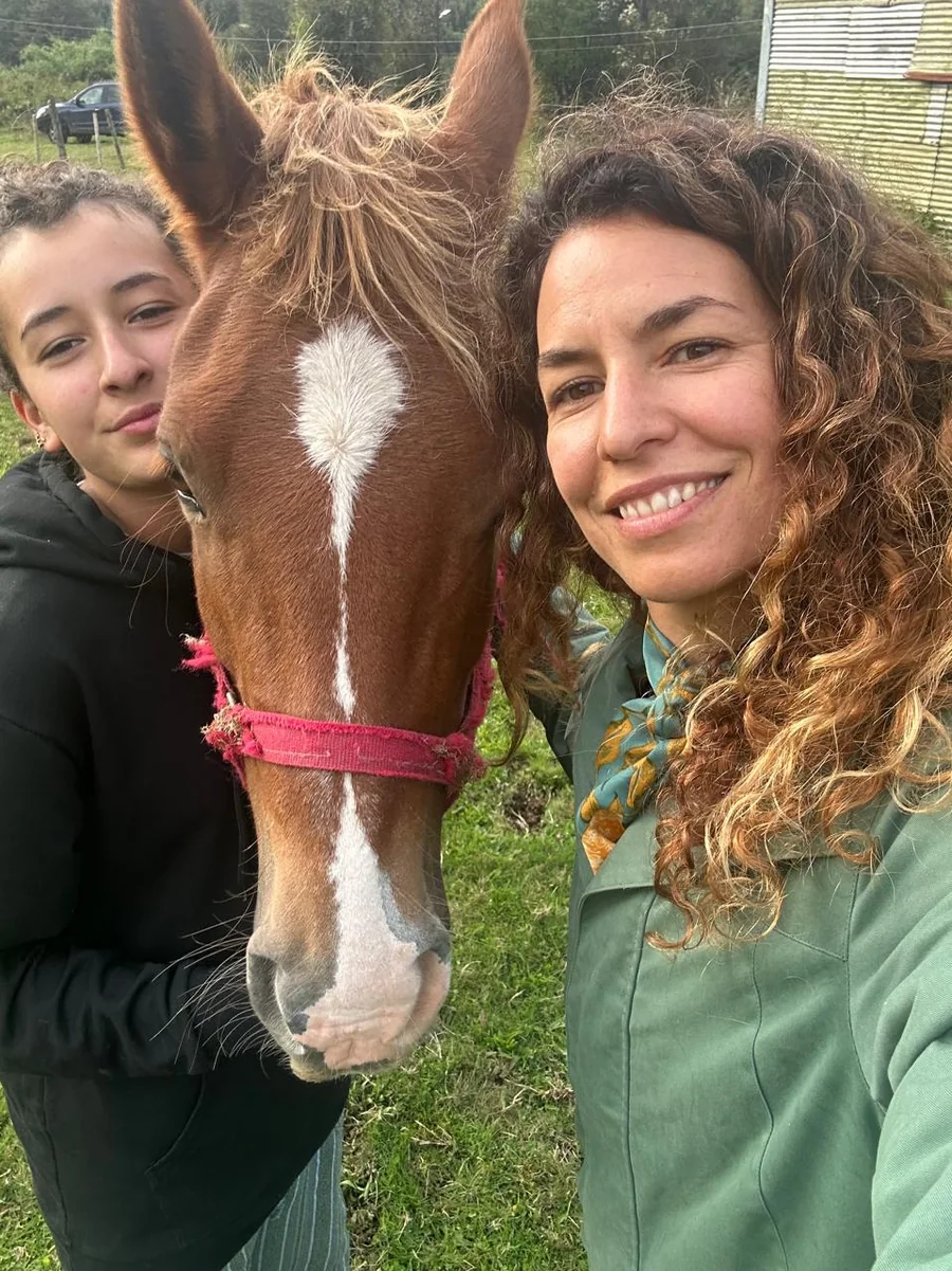 Nicole con un caballo