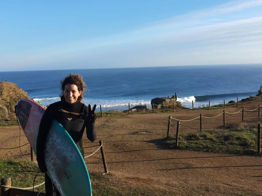 Nicole con su tabla de surf