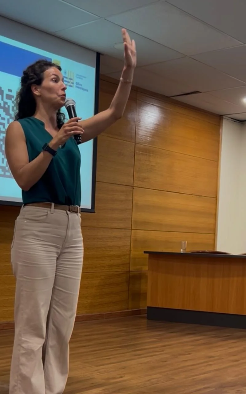 Nicole facilitando un taller